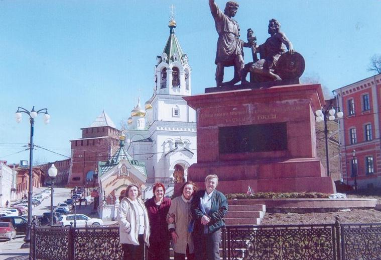 на фото А.В.Кессель с гостями города, слева от церкви Иоанна Предтечи видна Ивановская башня Кремля