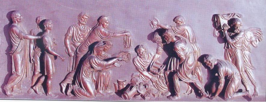 сбор пожертвований нижегородцами и в левом углу барельефа изображен мужчина  с двумя сыновьями, которых он приводит в ополчение к Минину