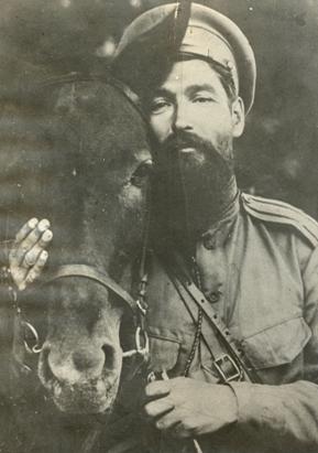 На фото Г.Н. Степанов с любимой лошадью