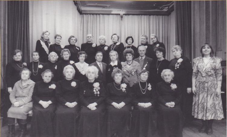 На снимке 1995 года Милица Ивановна снова в хоровом коллективе (сидит 2-я слева)