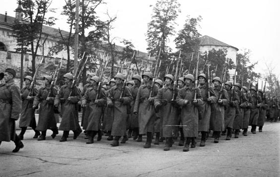 фотография Горьковского ополчения на площади Минина перед отправкой на фронт