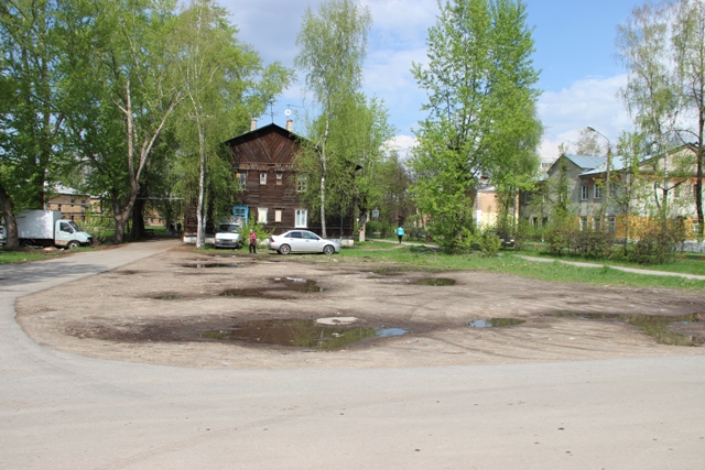 Грунтовая парковка на месте снесенного здания. Вид с юга