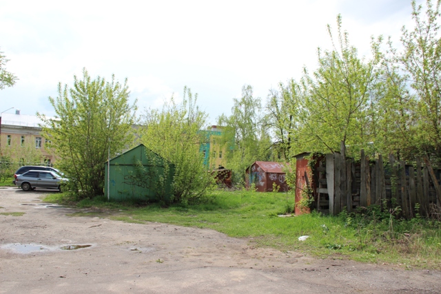 Металлические гаражи в южной части внутридвороой территории. Вид с северо-востока
