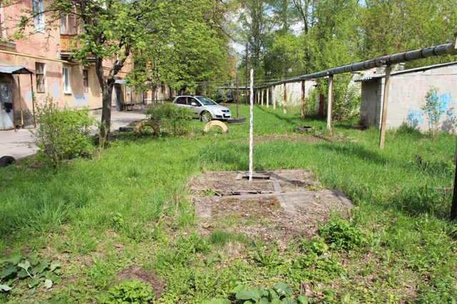 Местоположение снесенных сараев и закрытый деревянными щитами погреб на внутридворовой территории около дома № 38 по ул. Героя Рябцева. Вид с юго-запада